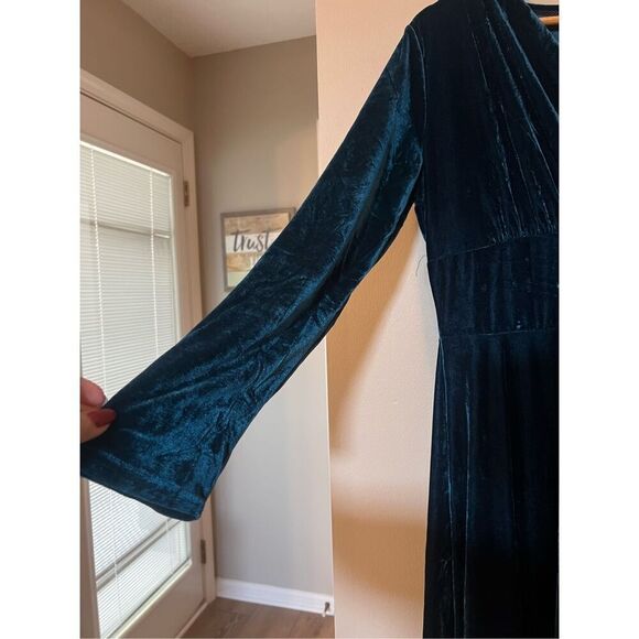 Urban Coco Size M Long Sleeve V-Neck Maxi Dress Emerald Green Velvet Formal NWT - Picture 10 of 15